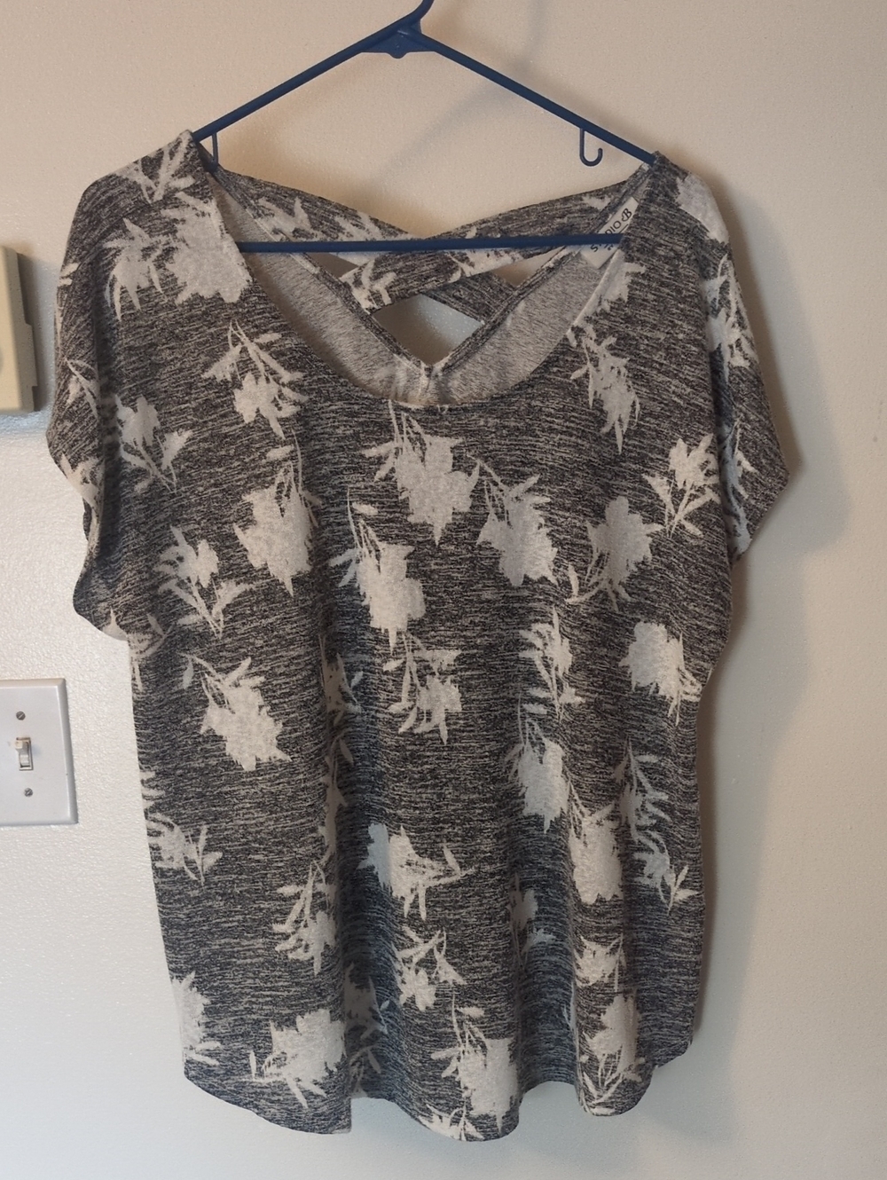 Studio B by bobeau Gray and White Floral Short Sleeve Top